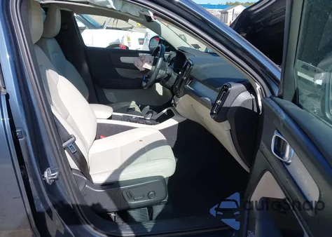 2021 Volvo Xc40 T5 Momentum z USA, uszkodzony, nr VIN YV4162UK4M2457735